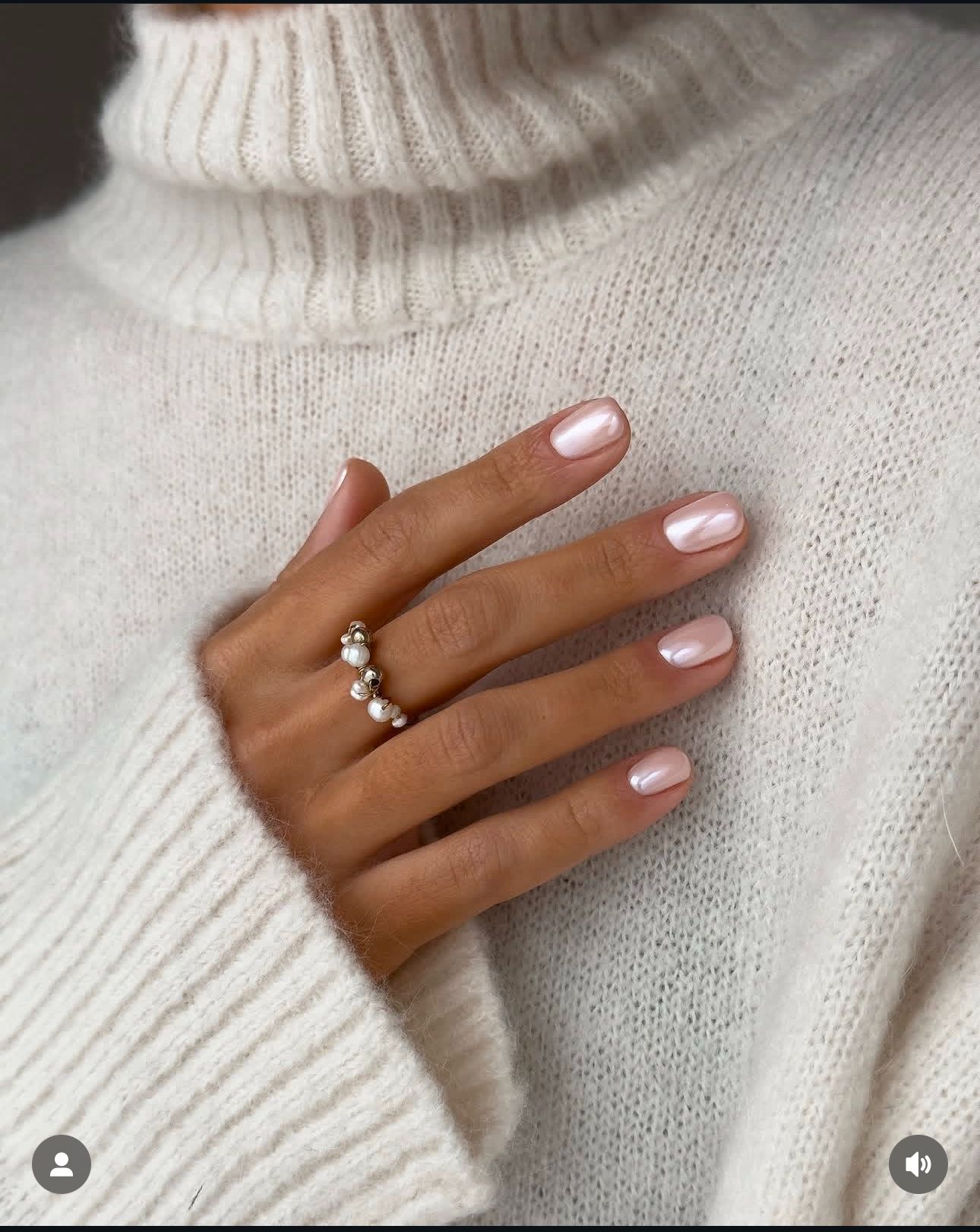 Elegant Pearlescent Pink Nails: Shimmering Minimalist Manicure